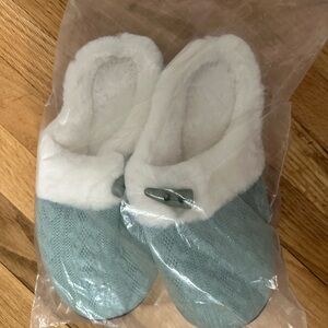 Cozy Women’s Slippers - light green and white